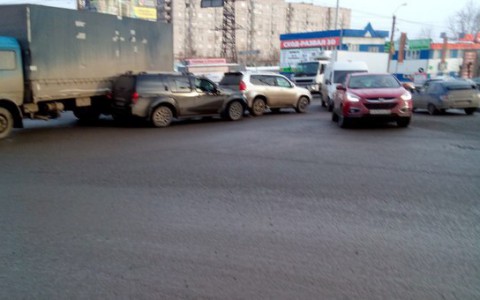 На Луганской столкнулись Lexus, Mercedes и Nissan