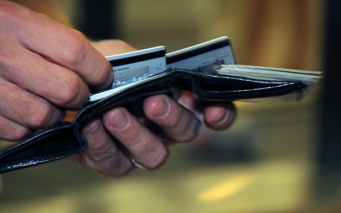 В Марий Эл сотрудники более 2 тысяч предприятий получают зарплату на карты Сбербанка