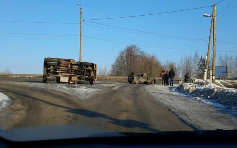 У Нового моста грузовик с песком упал на легковушку