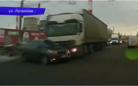 В Кирове многотонная фура врезалась в легковое авто и протащила его несколько метров по дороге