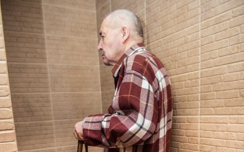 Видео: в Нововятске охранник магазина спустил с лестницы пожилого мужчину