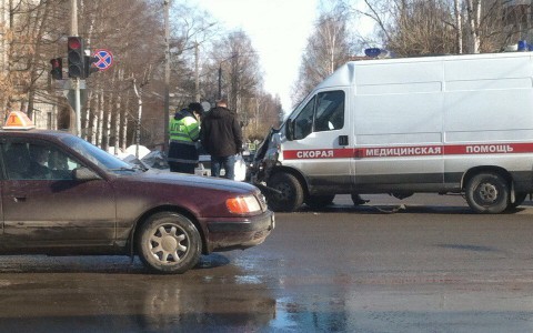 В центре Кирова столкнулись Lexus и Скорая помощь