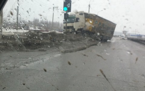 Разбитые покрышки, фура, слетевшая в столб: в Кирове с приходом весны растаял асфальт