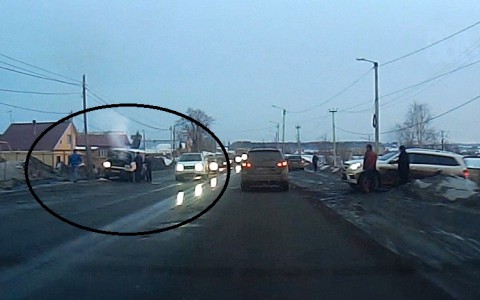 В Кирове на трассе загорелся микроавтобус: автомобилисты помогали тушить пламя