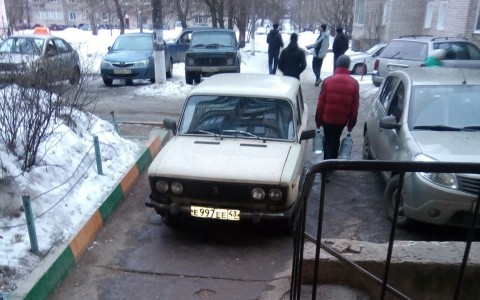 На тротуаре, остановке и пешеходном переходе: 10 фото кировских мастеров парковки