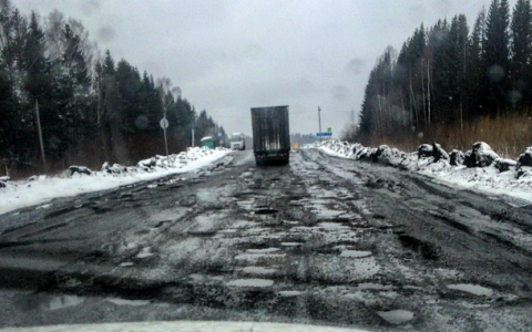 Понедельник в Кирове: "дырявая" трасса и первая капля весны