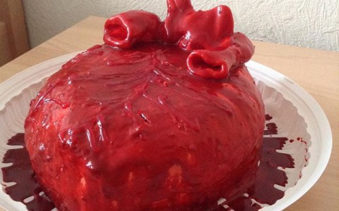 Кировский студент-медик получил торт в виде человеческого сердца