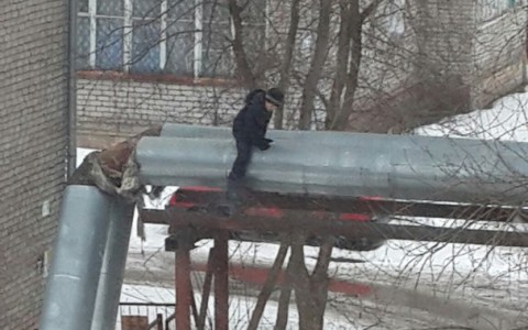 В Лянгасово дети бегают по эстакаде теплотрассы