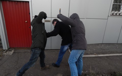 В Кирове двое парней за одну ночь напали на таксиста и взломали терминал