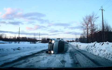 Видео: в Кирсе на снежной дороге перевернулся джип