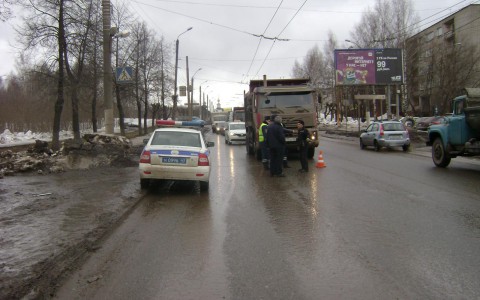 В Кирове КамАЗ сбил пенсионерку: пострадавшую доставили в больницу