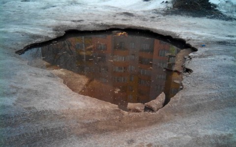 Автоюрист рассказал, как получить компенсацию, если машина попала в яму на дороге