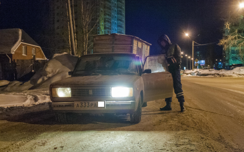 В Кирове семья из трех человек избила сотрудника ДПС при исполнении обязанностей