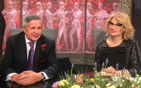 Кировский космонавт Виктор Савиных привел жену на суд "Модного приговора"