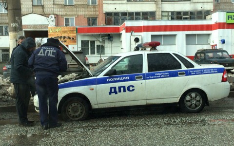 В центре Кирова машина ДПС пробила колесо из-за плохих дорог