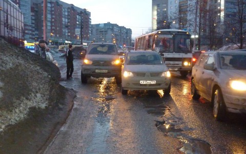 На улице Комсомольской подрались водитель такси и водитель автобуса