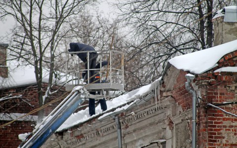 Кировских коммунальщиков за плохую очистку крыш от снега оштрафовали почти на 3 миллиона рублей