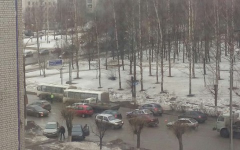 В Кирове столкнулись автобус, ВАЗ и грузовик: на дороге образовалась пробка