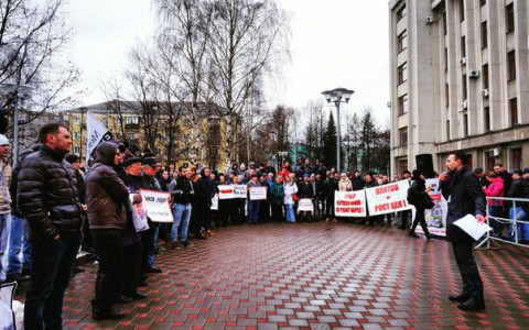 Народный сход у правительства: кировчане подписали резолюцию, которую отправят Путину