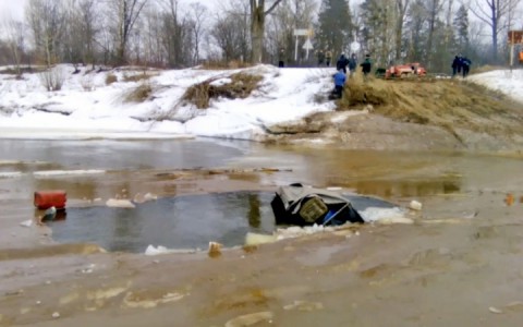 "УАЗ" с тремя кировчанами провалился под лед: автомобиль до сих пор не достали