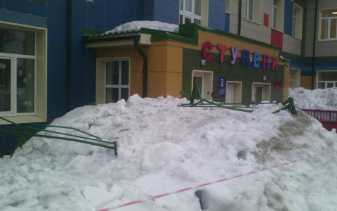 На Большева с крыши реконструированного детского сада упали снегозадержатели