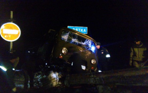 Появилось видео, как провалившийся под лед с тремя людьми "УАЗ" вытаскивают на берег