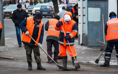 Стало известно, до какого числа кировские улицы очистят от снега, песка и мусора