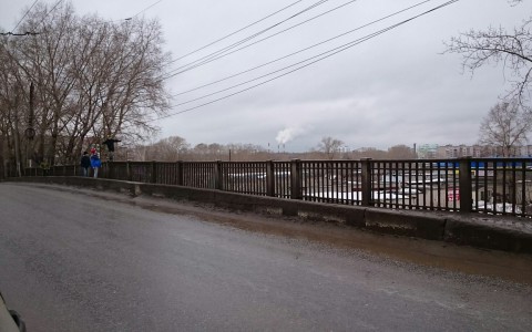 На улице Московской школьник с экшн-камерой на голове прошел по перилам моста