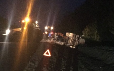 На Казанском тракте из-за ямы на дороге перевернулась фура