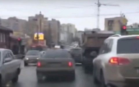 Видео: водители проезжают под закрытым шлагбаумом переезда на Ленина, на улице километровая пробка