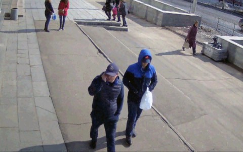 На парковке у ЦУМа двое кировчан украли из Lada Granta 200 000 рублей