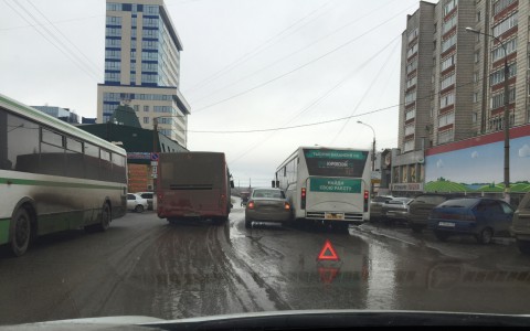 У Старого моста дорогу не поделили «Лада Калина» и автобус 39 маршрута