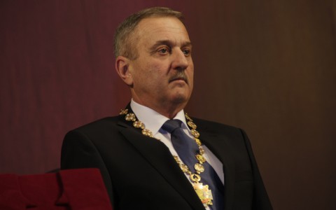 На кировских авто оставляют послания главе города Владимиру Быкову о плохих дорогах