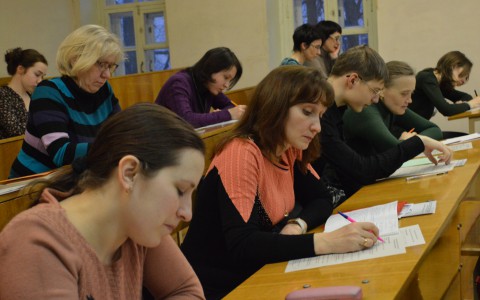 Урок русского языка: кировчан учили расставлять запятые