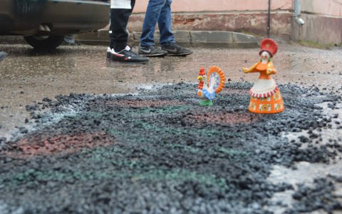 В Кирове активисты сами залатали и раскрасили под дымку ямы на дороге