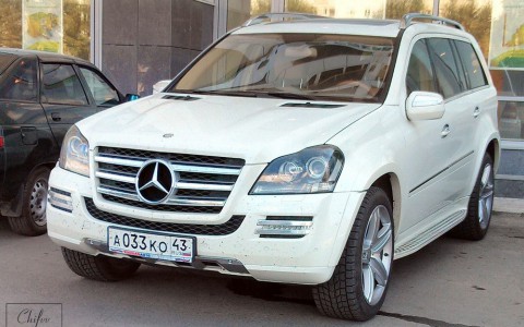 Очевидцы: "В Кирове Mercedes с номерами администрации врезался в легковушку"