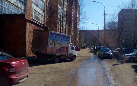 В Кировской области «Газель» с мороженым наехала на сидящих на скамейке двух бабушек