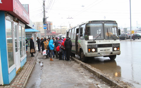 В Кировской области четырехлетнюю девочку зажало в дверях автобуса