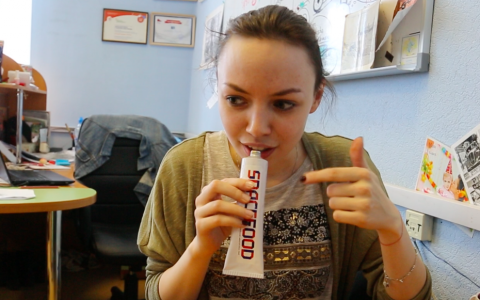 Видео: кировчане попробовали еду космонавтов и рассказали, как оно