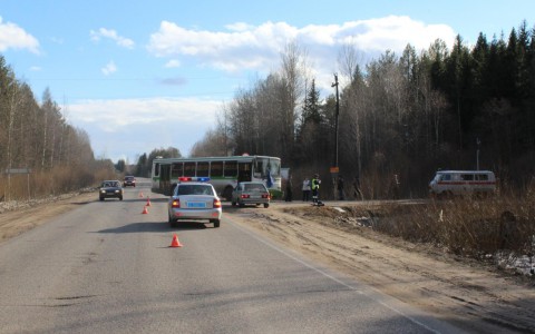 В Кировской области ВАЗ врезался в пассажирский автобус и перевернулся: пострадали четверо