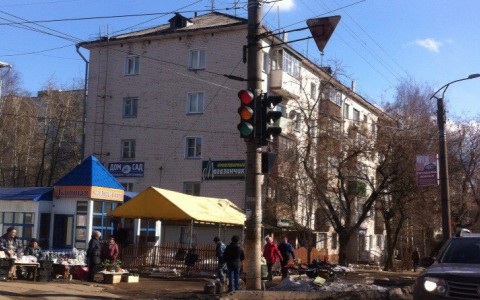 В Кирове на нескольких перекрестках светофоры горели всеми цветами