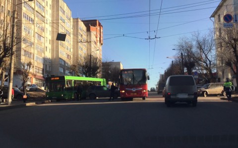 На Ленина столкнулись автобус 1-го маршрута и Renault: пострадал 6-летний ребенок