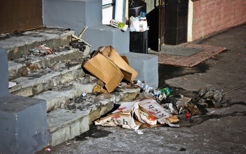 Коммунальщики очистят улицы Кирова от грязи и мусора только к майским праздникам