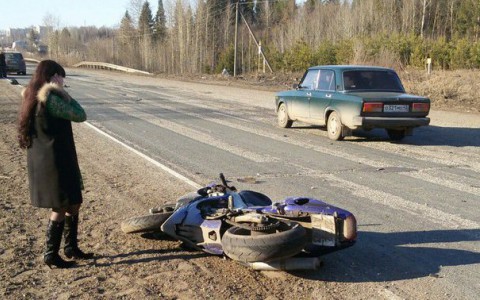 Друзья пострадавшего мотоциклиста: "ДТП произошло из-за объезжавшей яму автоледи"