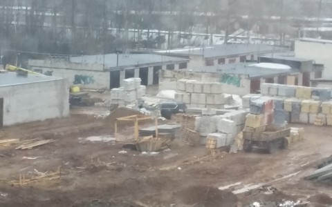 В Кирове на стройке дорогую иномарку завалило кирпичами