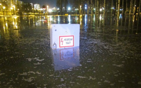 В Кочуровском парке под воду ушли скамейки и трансформаторная будка