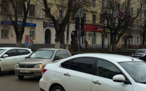 На площади Лепсе и на улице Карла Маркса до вечера отключили светофоры