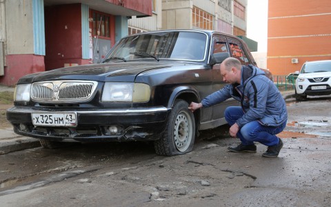 90-е возвращаются: неизвестные по ночам изрезали колеса 30 такси в Чепецке