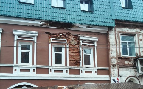 В центре города у 140-летнего здания обвалилась стена