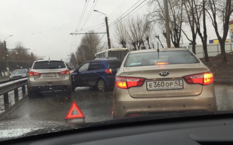 На Производственной столкнулись три иномарки: образовалась километровая пробка